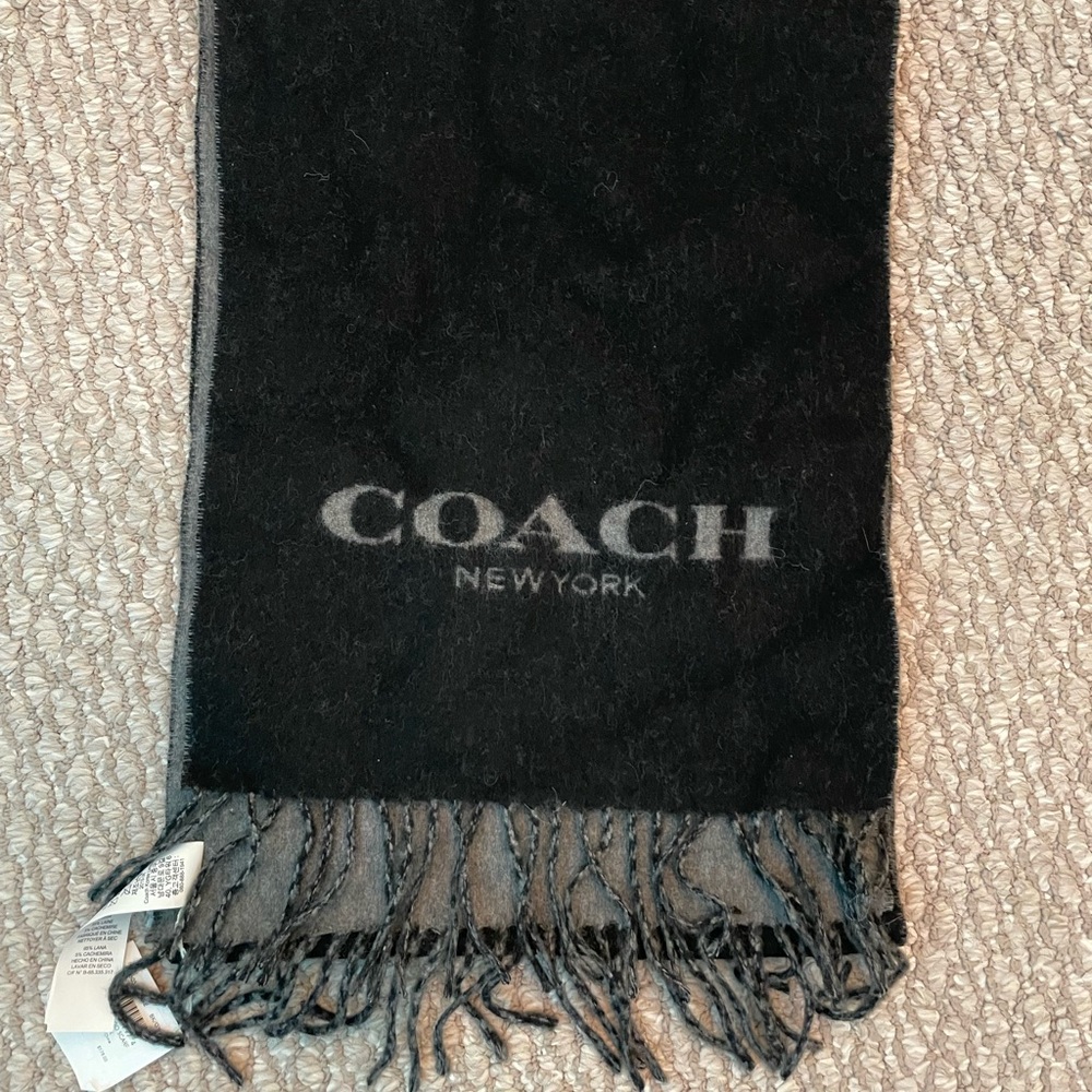 Coach Signature Scarf（F76053）